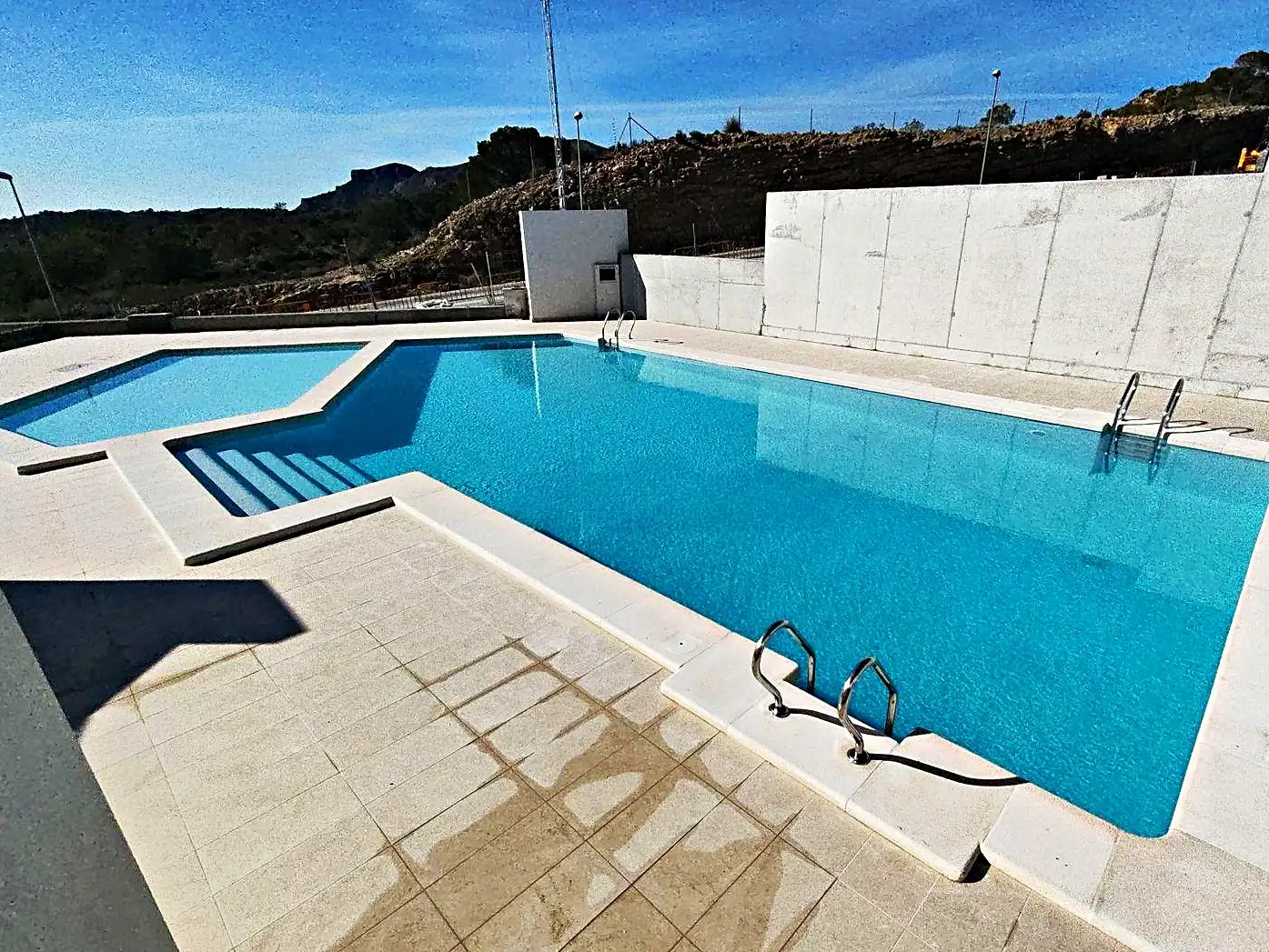Construcción de piscina sobre terreno rocoso en Sitges
