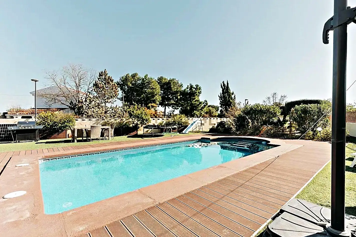Piscina prefabricada enterrada instalada en un jardín