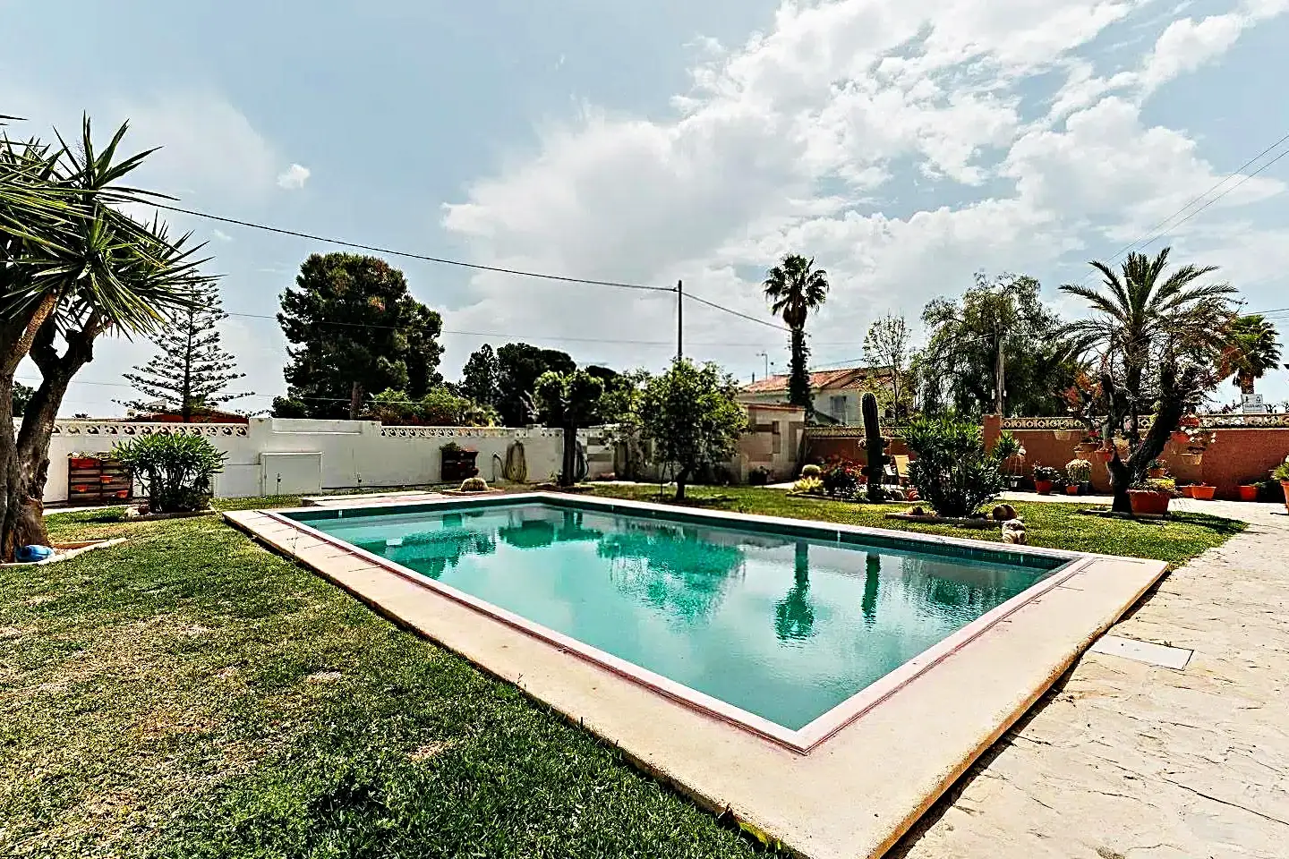 Piscina con cobertor y control automático para segunda residencia
