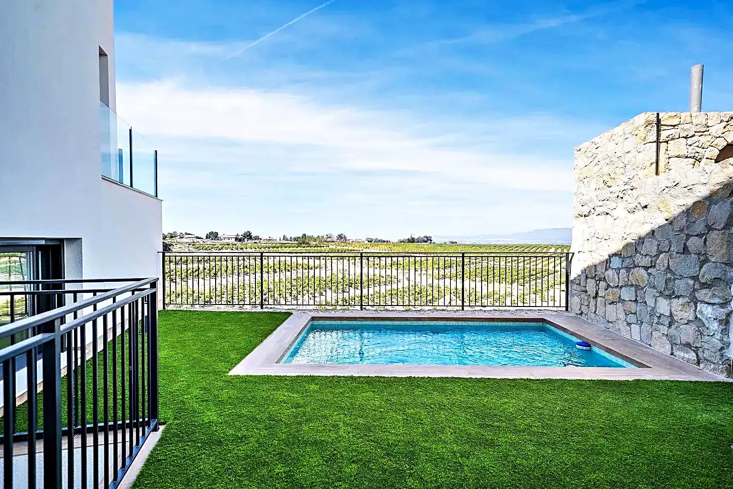 Piscina de obra junto al mar con vaso preparado para freático