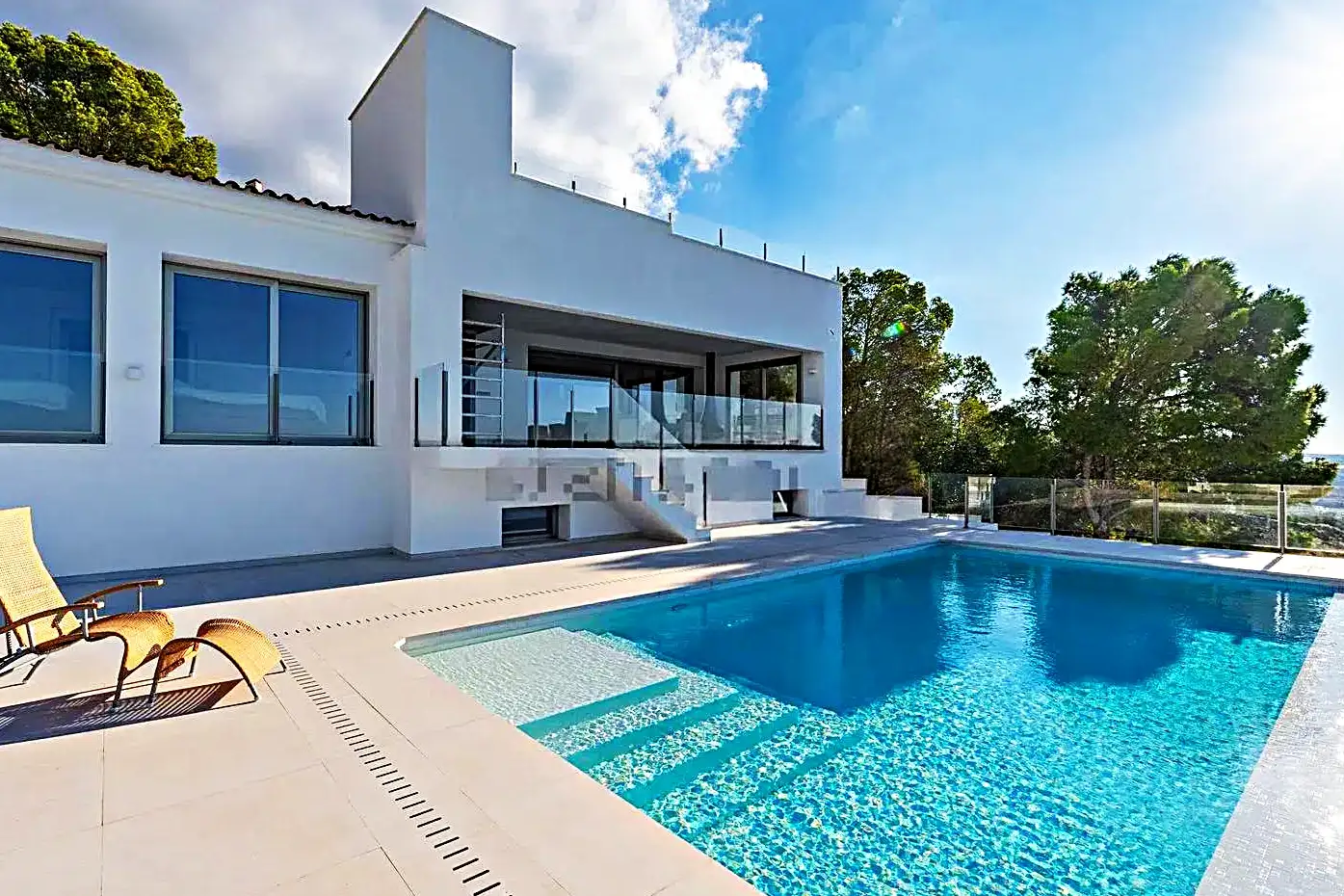 Piscina de diseño en una villa blanca con vistas en Sitges