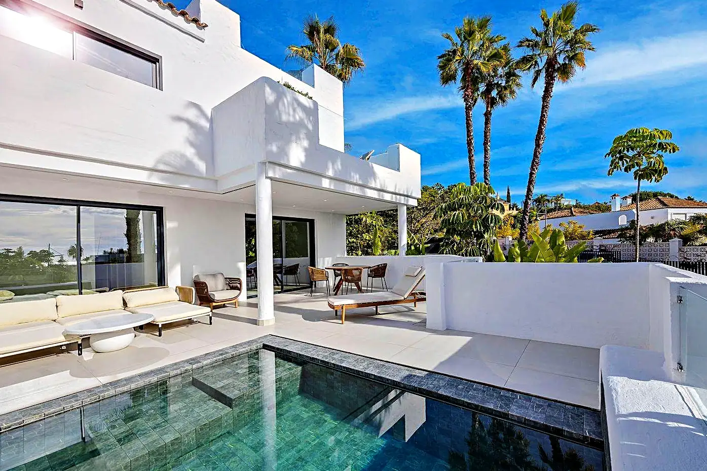 Piscina de diseño con gresite verde en una casa de autor en Tarragona
