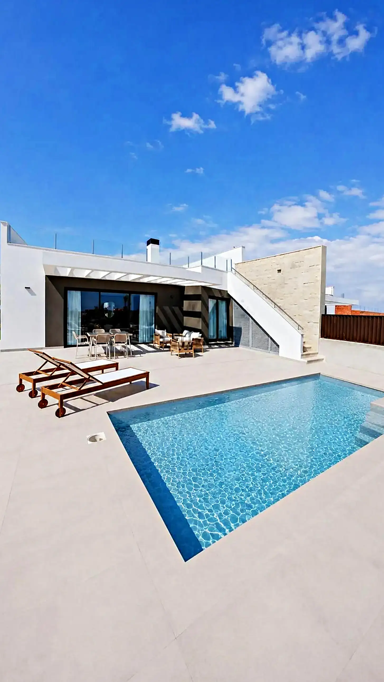 Construcción de piscina en una parcela junto al mar en Cambrils