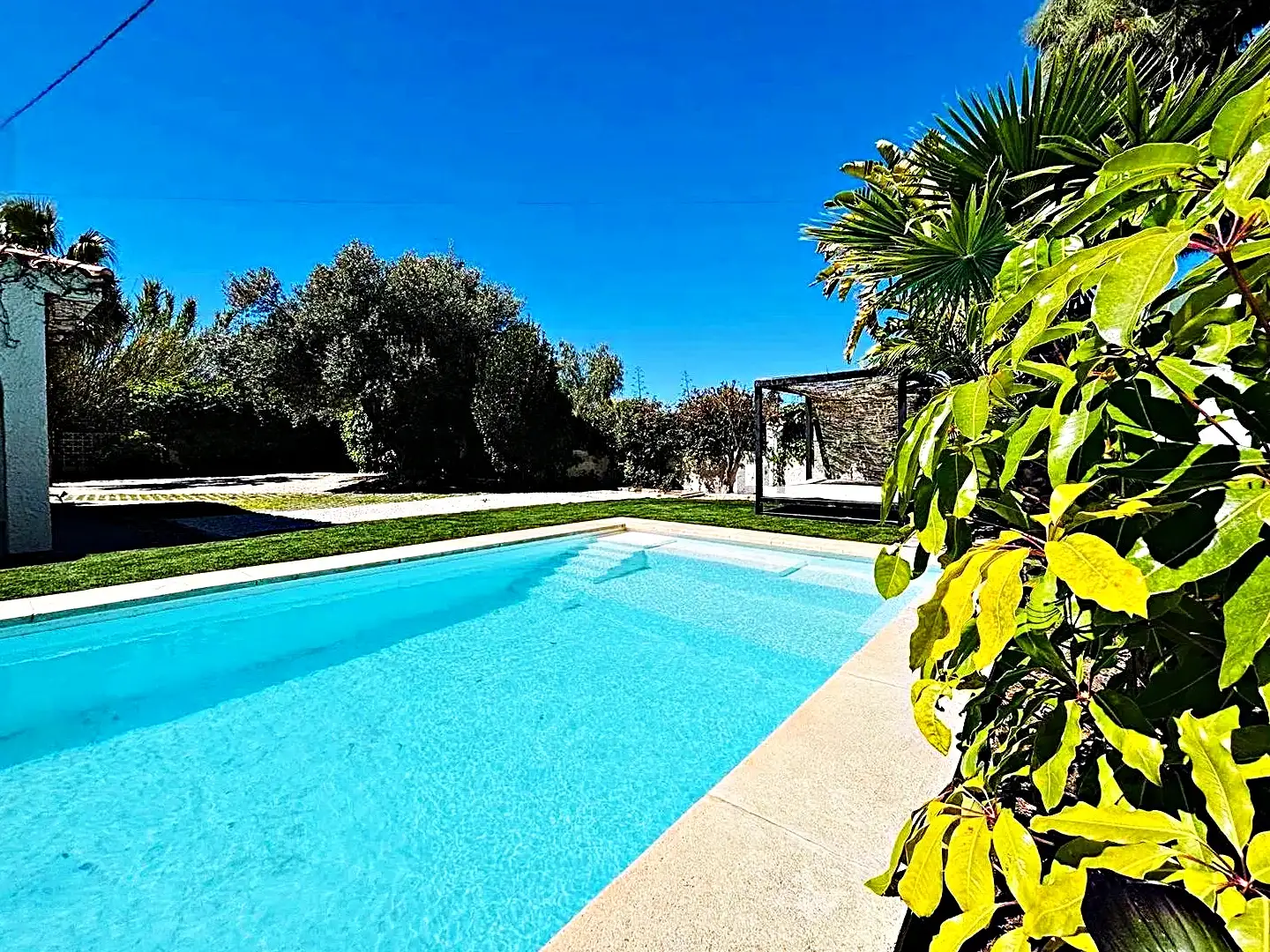 Piscina exterior en el jardín mediterráneo de un chalet en Sitges
