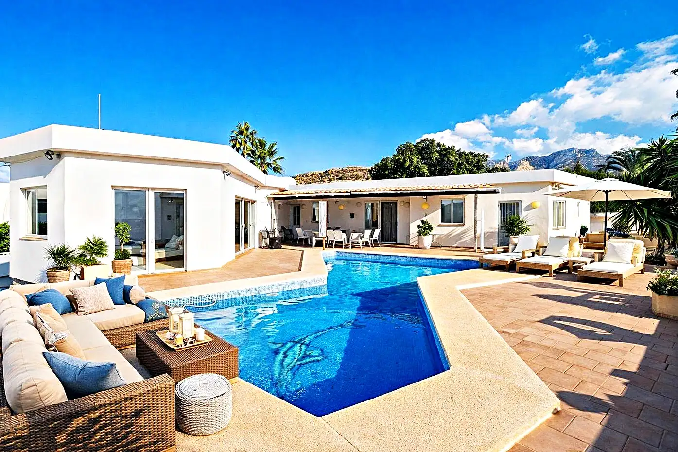 Piscina de chalet con salón exterior y vistas a la montaña en Tarragona