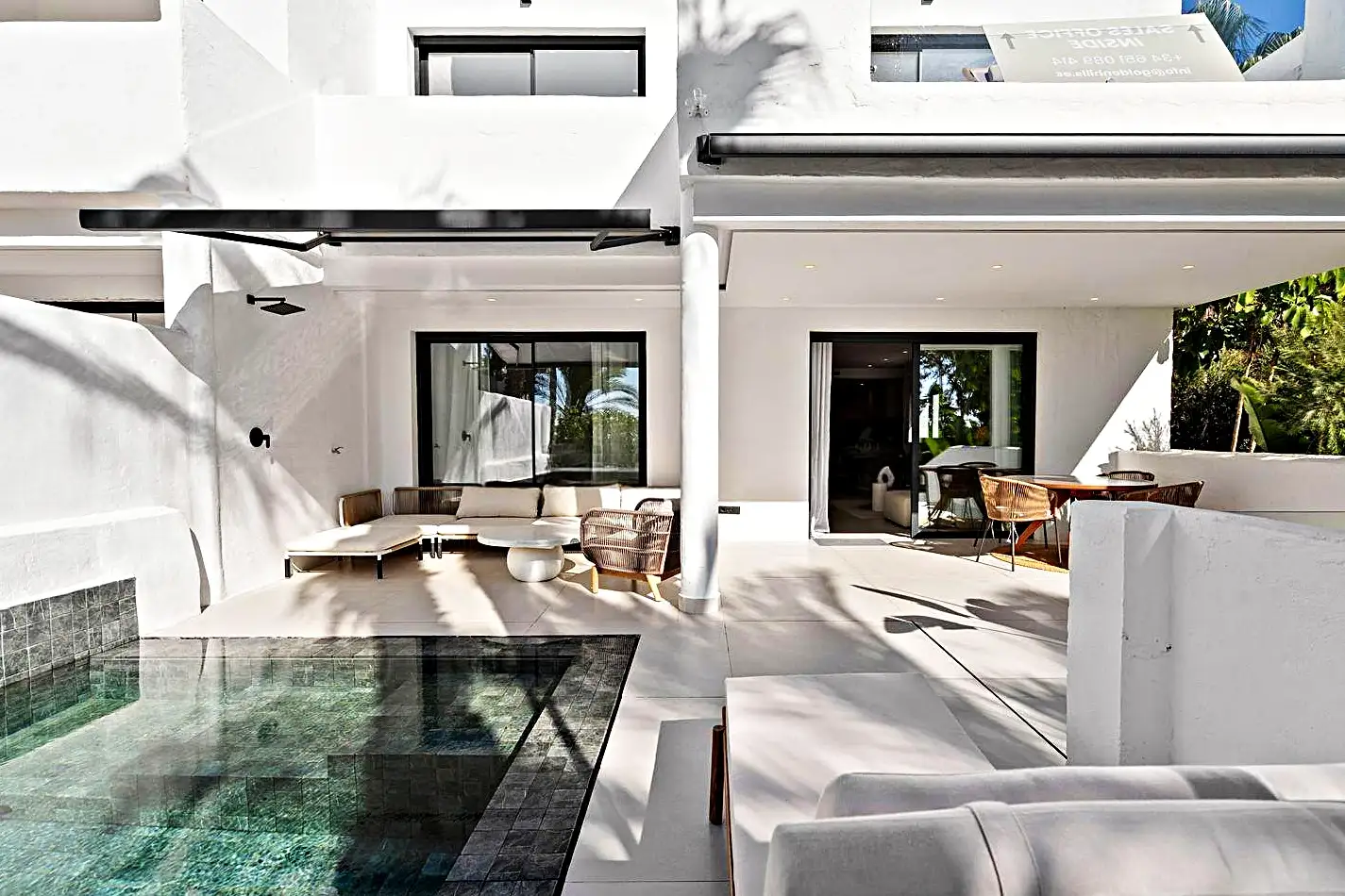 Piscina de diseño con gresite negro en una terraza minimalista de Reus