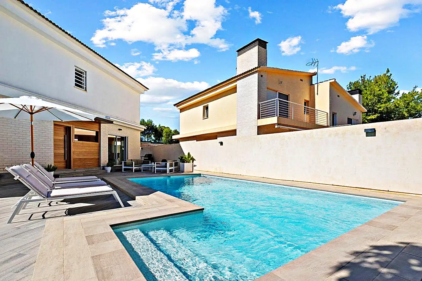 Piscina moderna en una casa de obra nueva en Vilanova i la Geltrú